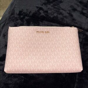 Michael Kors Light Pink pouch 
Gold hardware l